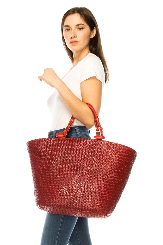 Basket bag in red colored raffia with handles